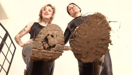 Gisy e Elizabeth, brutalmente schiavizzato: due padrone schiaccianti - Gisy and Elizabeth, brutally slaughtered: two crushing bosses (MOBILE VERSION WMV)