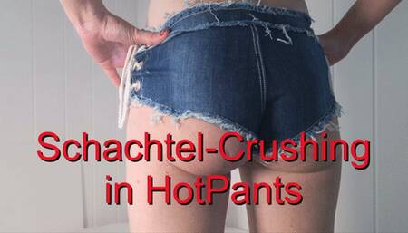 Box Crushing in Hot Pants - Schachtel Crushing in Hot Pants