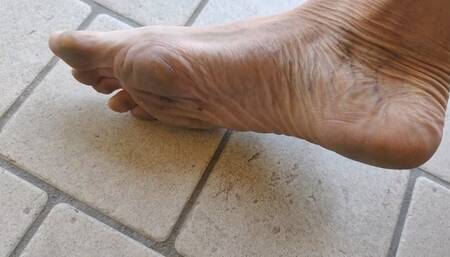 Dirty feet and soles, nude in public (avi)