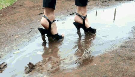 Dirty sandals in a viscous swamp WMV(1920X1080)FHD