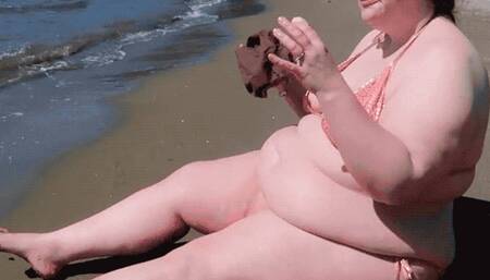 BBW lets it all hang out on the Beach (480 MP4)