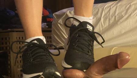 Shoejob on Cockbox with nike zoom 21 by mistress Geo