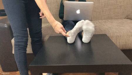 TICKLING LAZY SMALL FEET - MOV Mobile Version