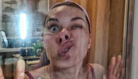 The face slides on the glass (custom video)