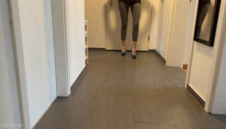 RUNWAY WALK GIRL SPRAINED ANKLE - MP4 Mobile Version