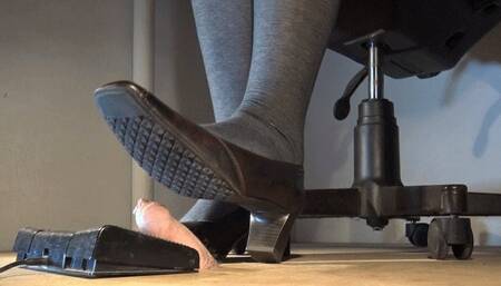 Flat penis under her elegant pumps on the secretary pedestal - Cam 1