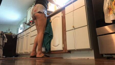 Teeny mesmerized by giantess doing dishes, hides in her kitchen