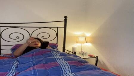 Mistress Roberta - Stockings and ass worship in bed