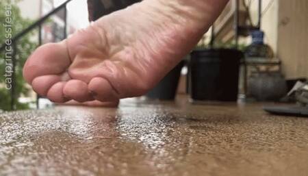 Rainy slow motion close-up wet foot show, green polish, Hungarian milf feet pt2