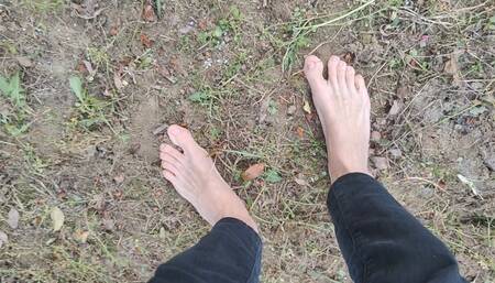 Walking barefoot in the garden and showing my dirty soles (avi)