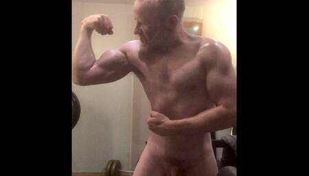 Arrogant muscle Daddy bodybuilder gets turned on flexing his big biceps, self worshipping and oiling up his muscular body