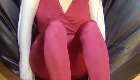 DINA GIVES YOU A PANTYHOSE FOOTJOB