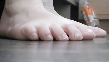 Tiny Police ends under massive Giantess Feet