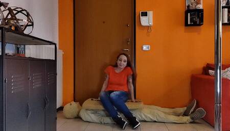 Barefoot trampling on the doormat man - Calpesto l'uomo zerbino a piedi nudi