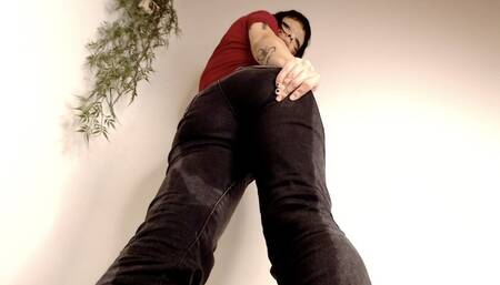 PEE DESPERATION IN JEANS