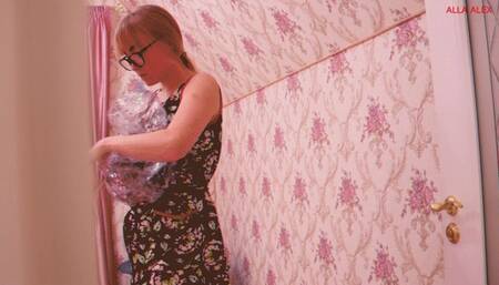 Alla is outraged by the mess in the room and scattered inflatable toys, Alla quickly blows off the inflatable toys and cleans up the room!!!