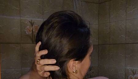 Taking a shower with Vania Milo