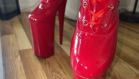 Red Fishnet and platform boot Virginia Slim 120