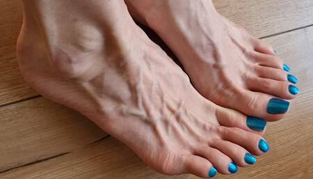 Veiny feet with blue toenails