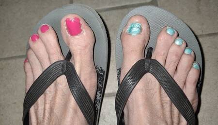 Night dangling with flip flops and painted toenails (avi)