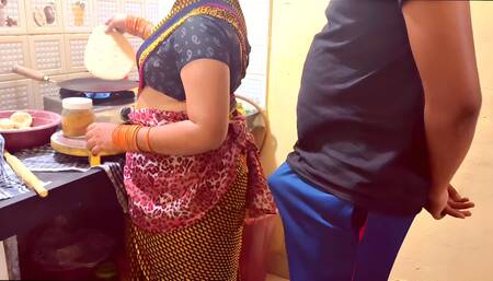 Desi bhabhi kitchen me khana bana rahi thi tabhi devar ne piche le bhabhi ki