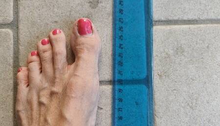 Weighing myself and measuring my feet with toenail polish - CUSTOM VIDEO 2-4