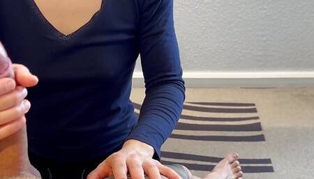 Girl Crossed in the Hotel Invited to My Room - She Ended up Giving Me a Good Blowjob