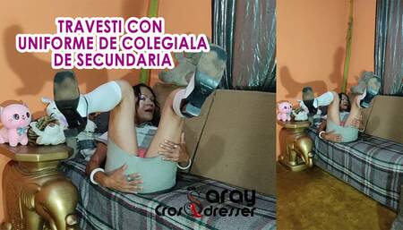 Travesti colegiala con uniforme de secundaria