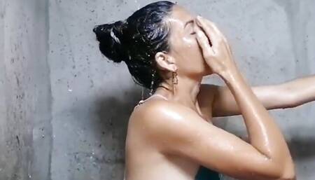 My stepfather's pervert likes to see me taking a bath to give him a rich wank