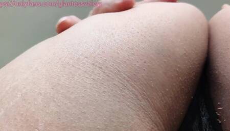This tiny wanted to worship my ass... I'll grant him his wish, let's see how will he handle my massive ass!