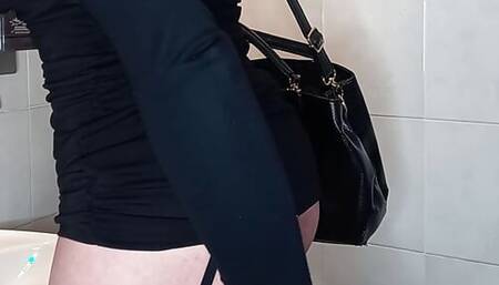 I fix my makeup and ass in the club's bathrooms