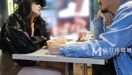 Bring a strange girl on the street home and have sex blindfolded