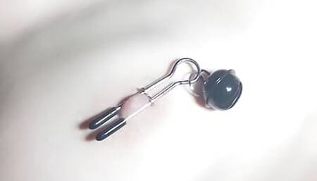 (REAL AMATEUR) girl with gorgeous breasts plays with clips on her small nipples