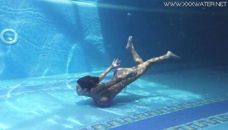 Underwater Show featuring Heidi Van Horny and Heidi Van's hd dirt