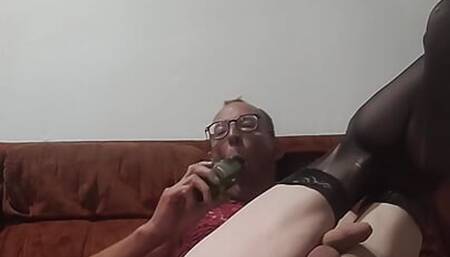 Je met une bouteille dans mon petit cul de salope
