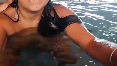Tetona Amateur Was Too Hot to Be Fucked in the Pool