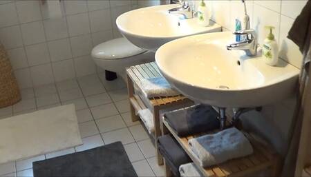 Stiefbruder bespritzt das Luder