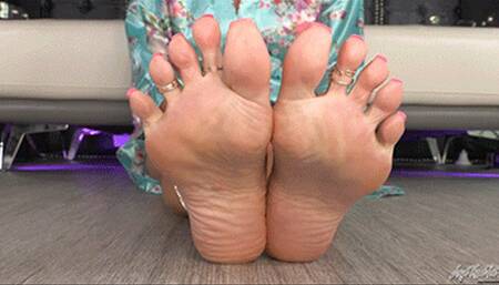 Cum For The Feet That Own you (MP4-HD 720p)