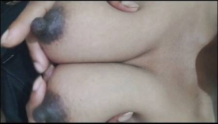 Jwan bhabhi ne apne boobs dikhaye