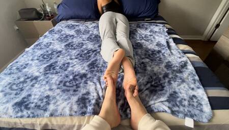Playing Barefoot Footsies and Rubbing Soles with Goddess HoneyDew