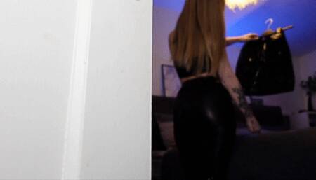 Ledersklave beim Spannen erwischt und ausgenutzt! GERMAN