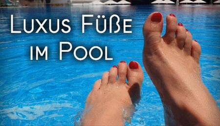 Luxus-Füße im Pool (kleine Version)