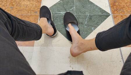 Dangling and dipping shoes at the mall - long and arched feet