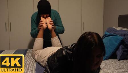 Worshipping feet and toes in the pose - Jamie Reese - 4k Video