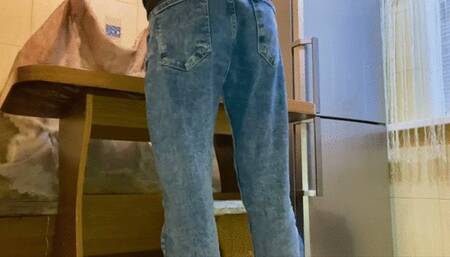 18 YEAR OLD STEP SISTER WANTED SEX IN THE KITCHEN ON THE TABLE