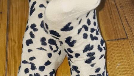 Slow sexy sock removal video over three minutes of me teasing you with mz wiggling feet as I slip off my Sox to reveal my adorable pedicured toes