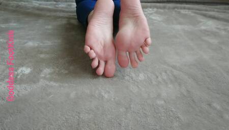 My Stinky, Sweaty And Very Wrinkled Soles Make You Want To Cum Instantly