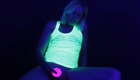 Ich spiele mit einem pinken Dildo im Schwarzlicht bis zum Orgasmus.