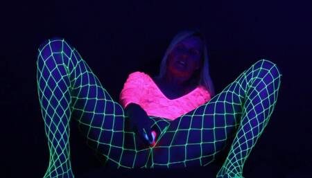 Ich spiele mit einem pinken Vibrator im Schwarzlicht bis zum Orgasmus.