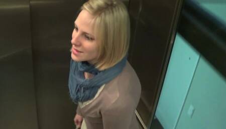 Vor der Tür in Hose und Stiefel gepi**t